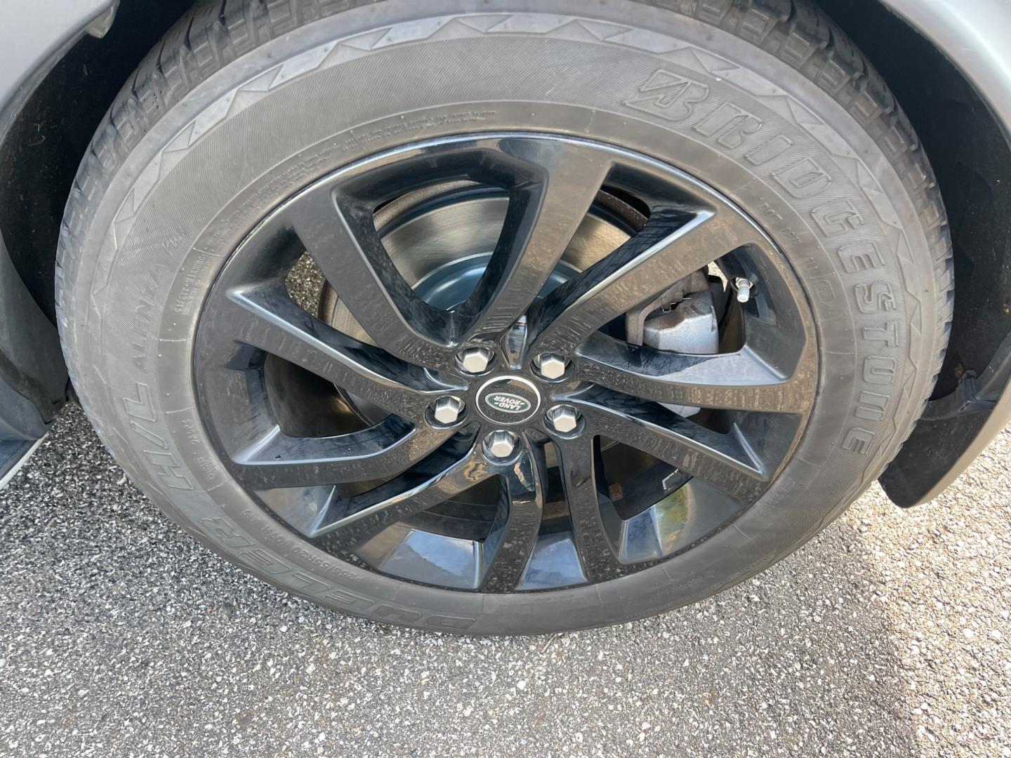 2018 Blue /Black Land Rover Discovery HSE (SALRR2RV5JA) with an 3.0L V6 DOHC 24V Supercharged engine, 8A transmission, located at 11115 Chardon Rd. , Chardon, OH, 44024, (440) 214-9705, 41.580246, -81.241943 - This 2018 Land Rover Discovery HSE is a luxurious and capable SUV that offers a blend of comfort, technology, and off-road prowess. With its 3.0L supercharged V6 engine, it produces 340 horsepower and is paired with an 8-speed automatic transmission. The interior features premium leather upholstery, - Photo#13
